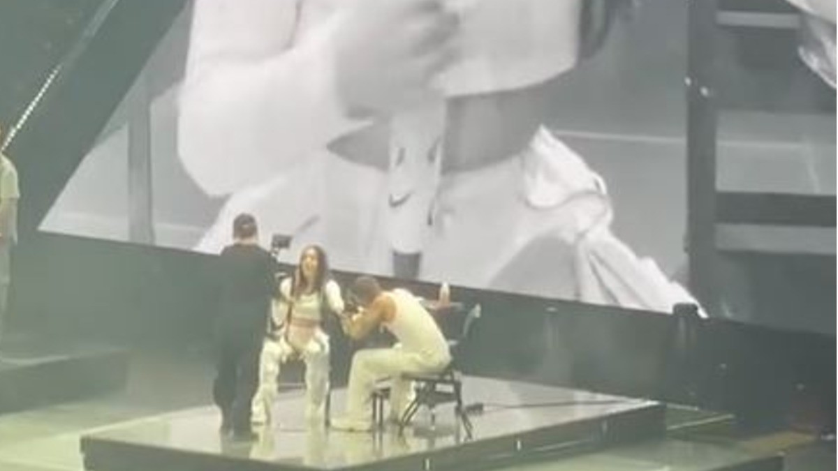 VIDEO: Nicki Nicole se tatúa en concierto en vivo ¡y sin dejar de cantar!