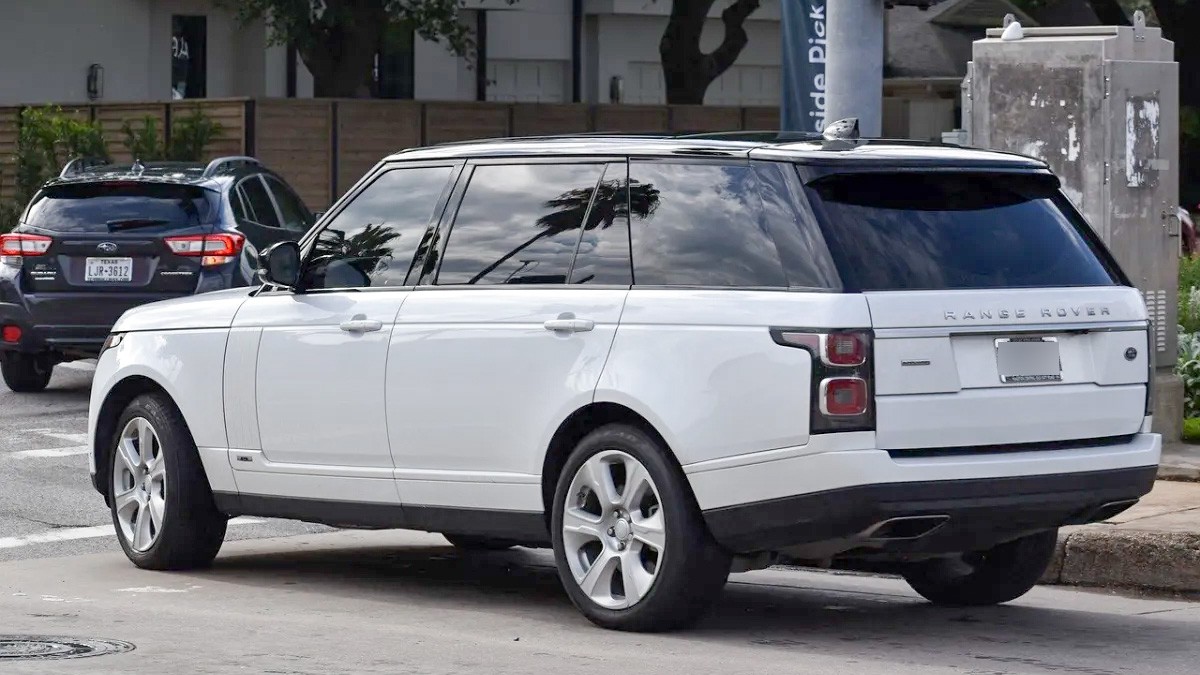 Por traer vidrios polarizados, lo 'atoran' con un millón de pesos y una pistola