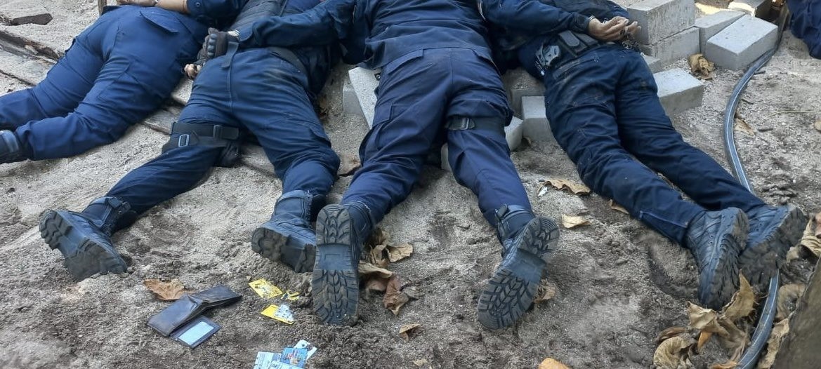 Masacran a 13 policías, los emboscan y quedan regados sobre las calles