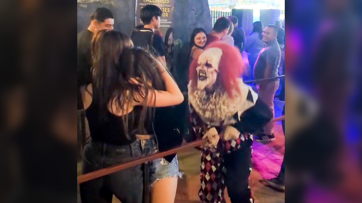 VIDEO: Diabólico payaso se aprovecha de chicas con coulrofobia y las aterra sin piedad