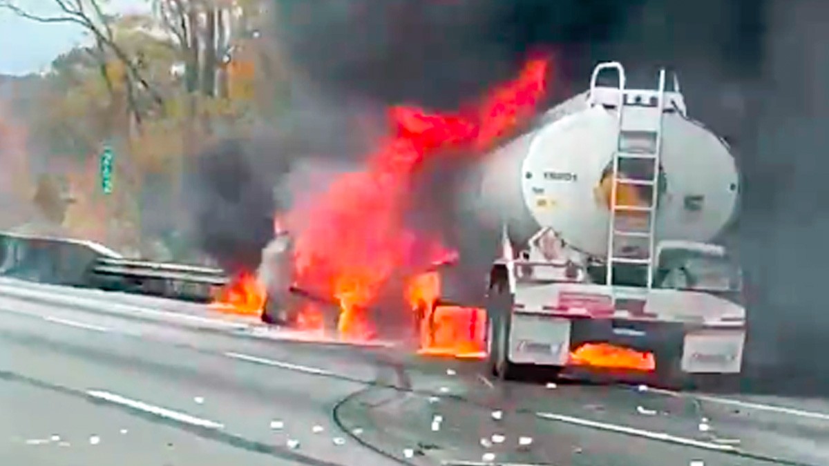 Pipa con combustible para aviones choca y se incendia en autopista; hay dos muertos