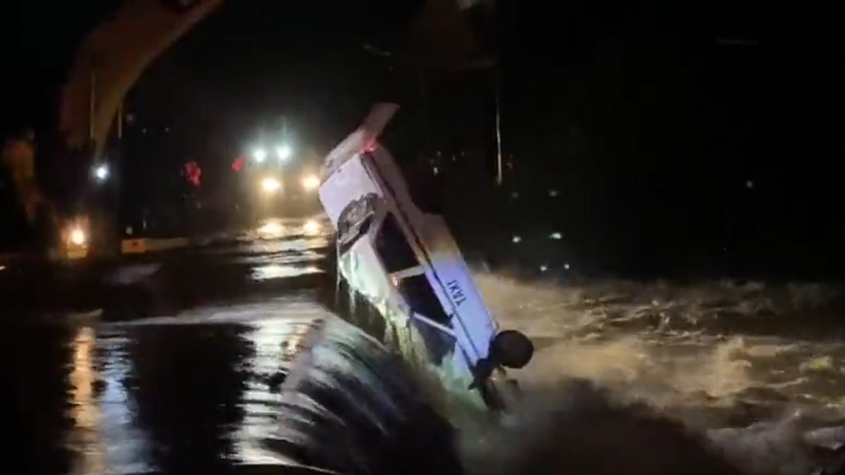 VIDEO: Arroyo se desborda y arrastra a taxi; conductor fallece y pasajero está desaparecido