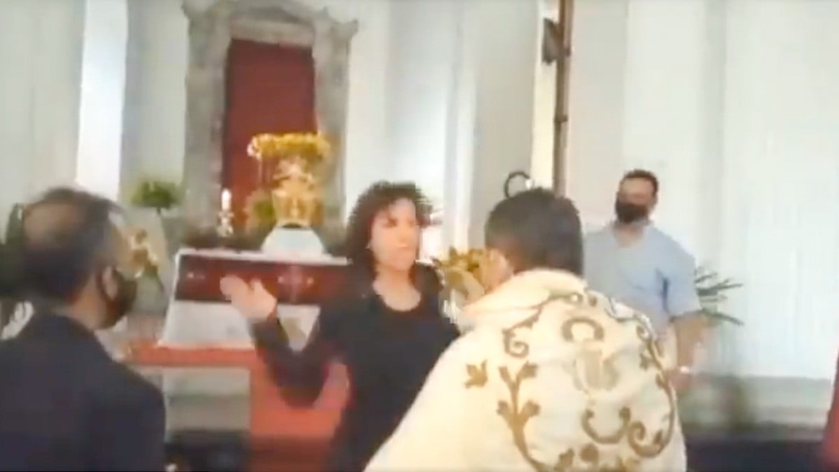 VIDEO: Sacerdote rezaba en plena misa, pero llega una mujer y le da una golpiza