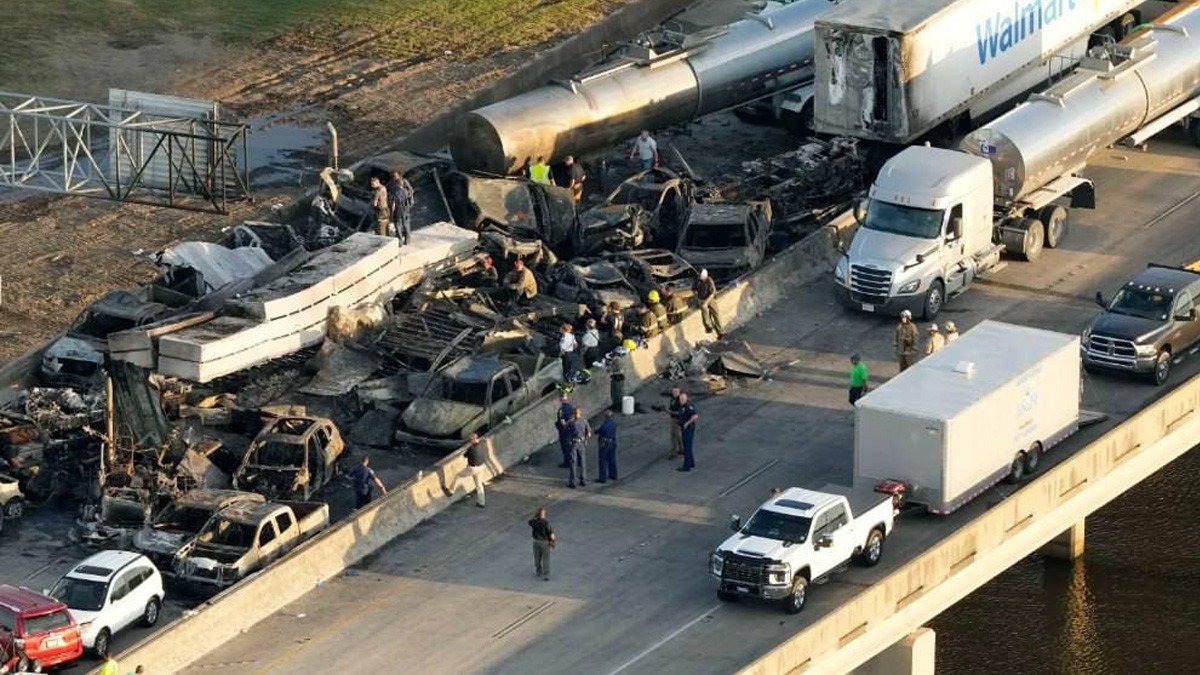 'Súperniebla' causa carambola entre cientos de autos en la carretera; hay 7 muertos
