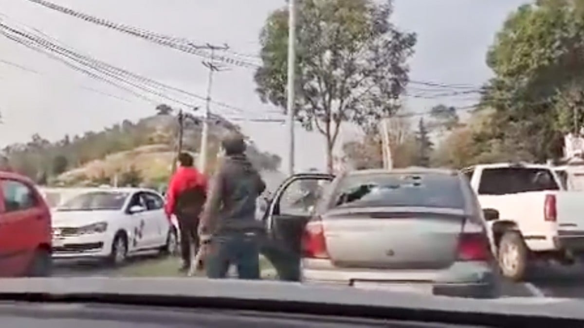 VIDEO: Por conflicto vial hombre destroza cristales de auto donde iba una familia