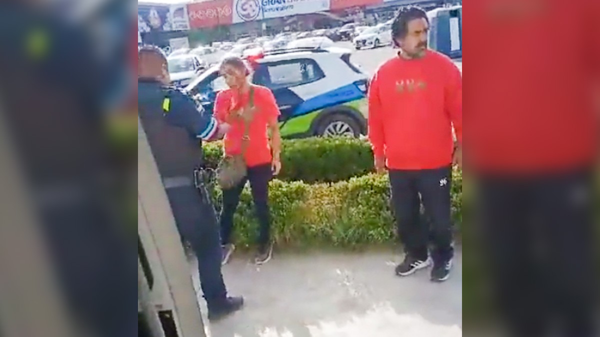 VIDEO: En camión de pasajeros, mujeres se pelean a golpes por un hombre y las graban