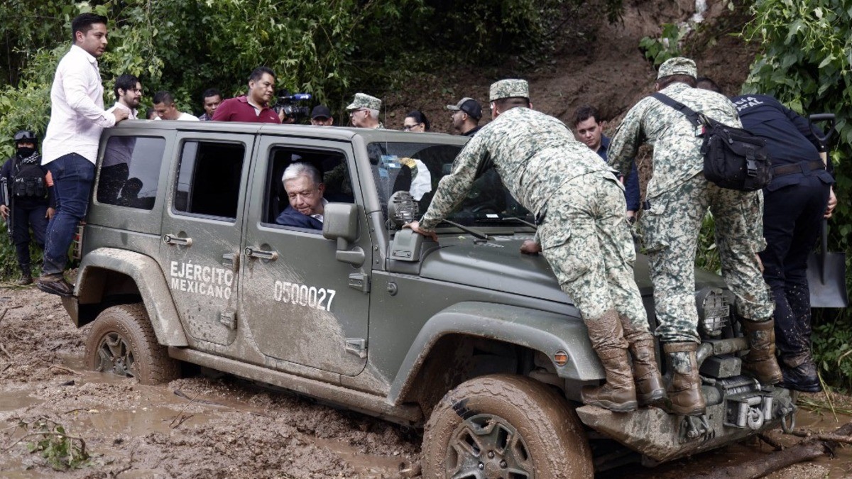 VIDEO Teniendo helicópteros, AMLO va a Acapulco y se atora en el camino por los desastres