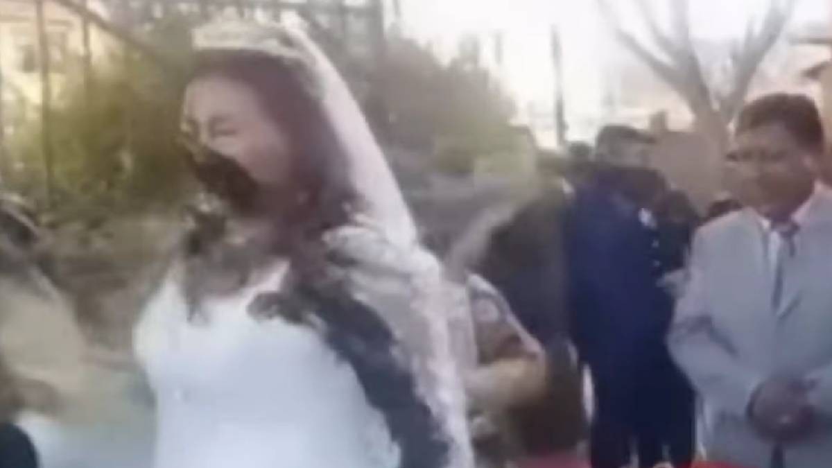 VIDEO: Exnovia arroja excremento y aceite a recién casados cuando salían de la iglesia