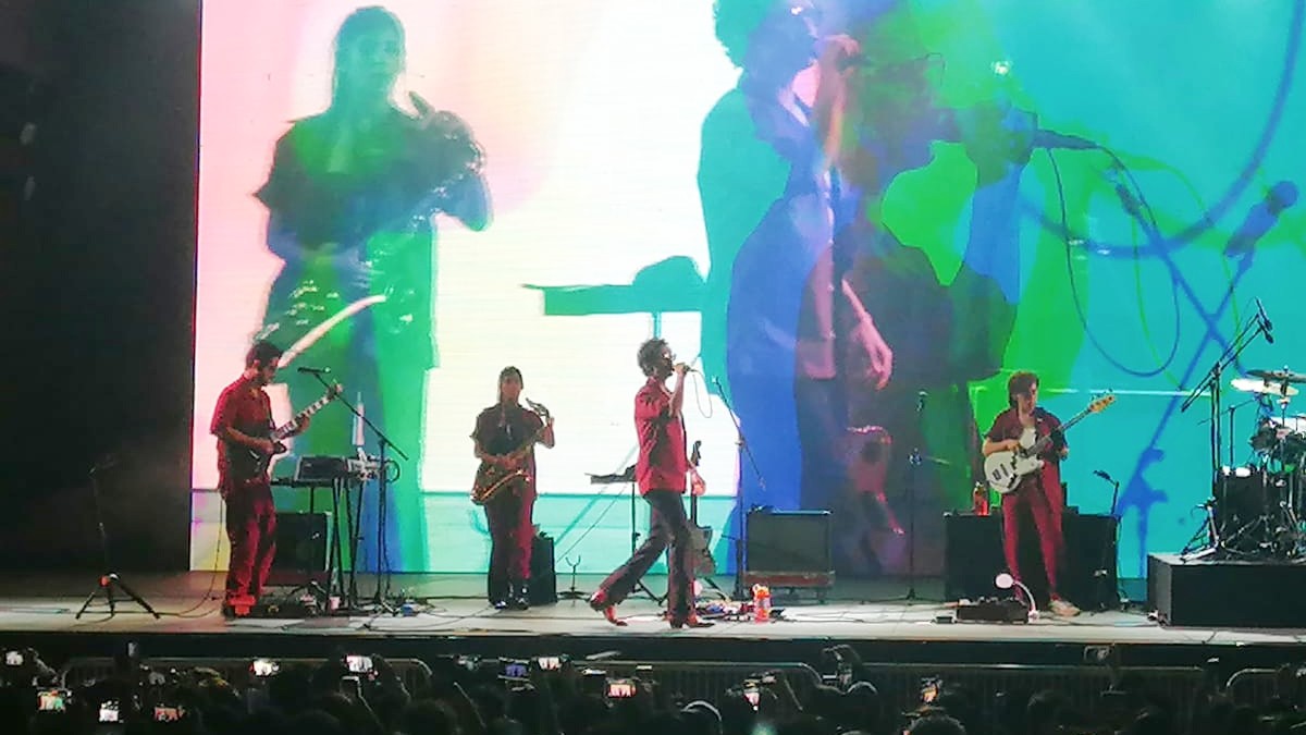 Caloncho hipnotiza al público del Cervantino 51 con pop, reggae y tropical