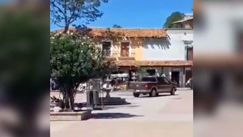 VIDEO: Conductor intoxicado arrolla personas y puestos comerciales; intentan detenerlo a balazos