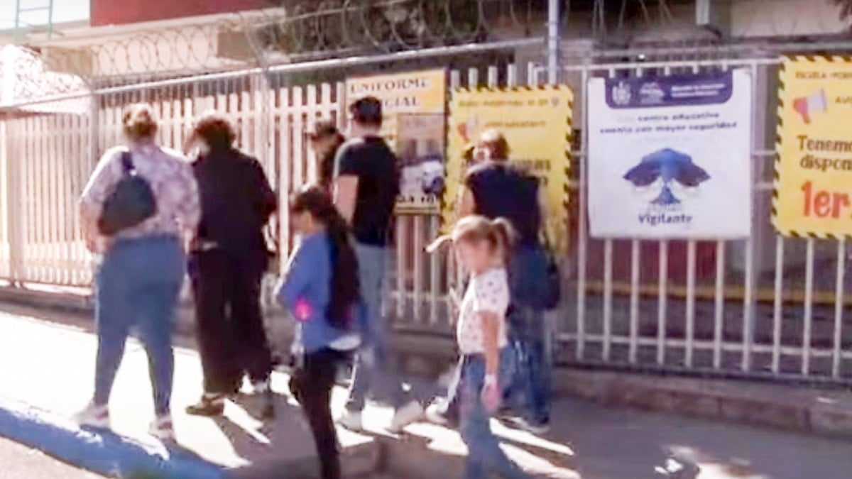 Maestro grababa con su celular por debajo de las faldas de su alumnas, papás lo enfrentan