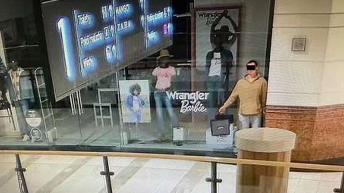 ¡Insólito! Hombre se hacía pasar por un maniquí para robar centros comerciales