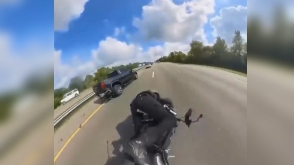 VIDEO: Motociclista se impacta y desmayado sigue en marcha hasta que lo arrolla camión