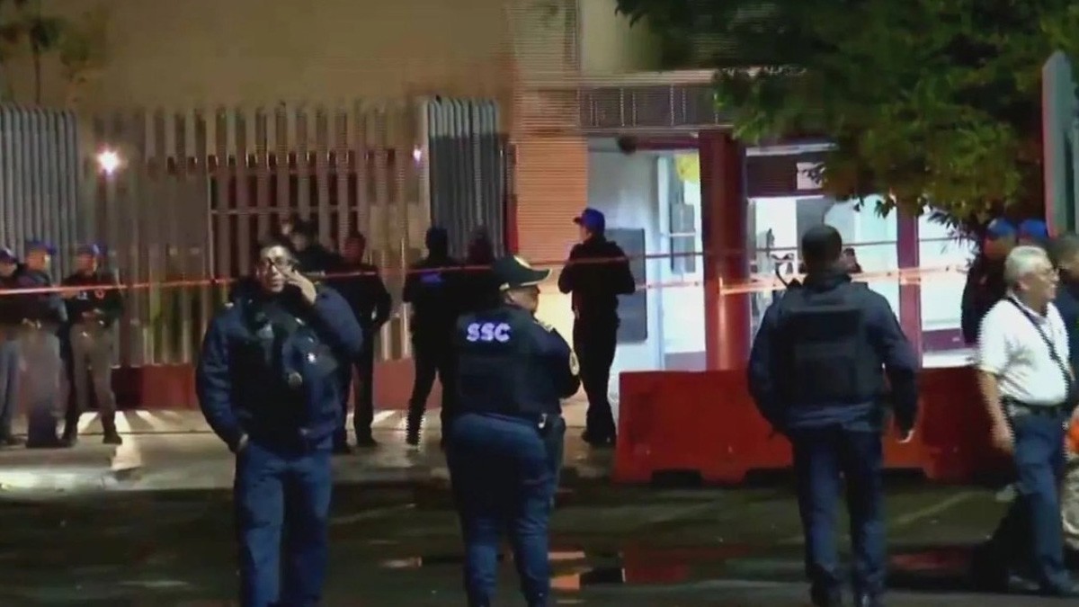 Ladrones le dan golpiza a policía y arrancan un cajero automático y se lo llevan