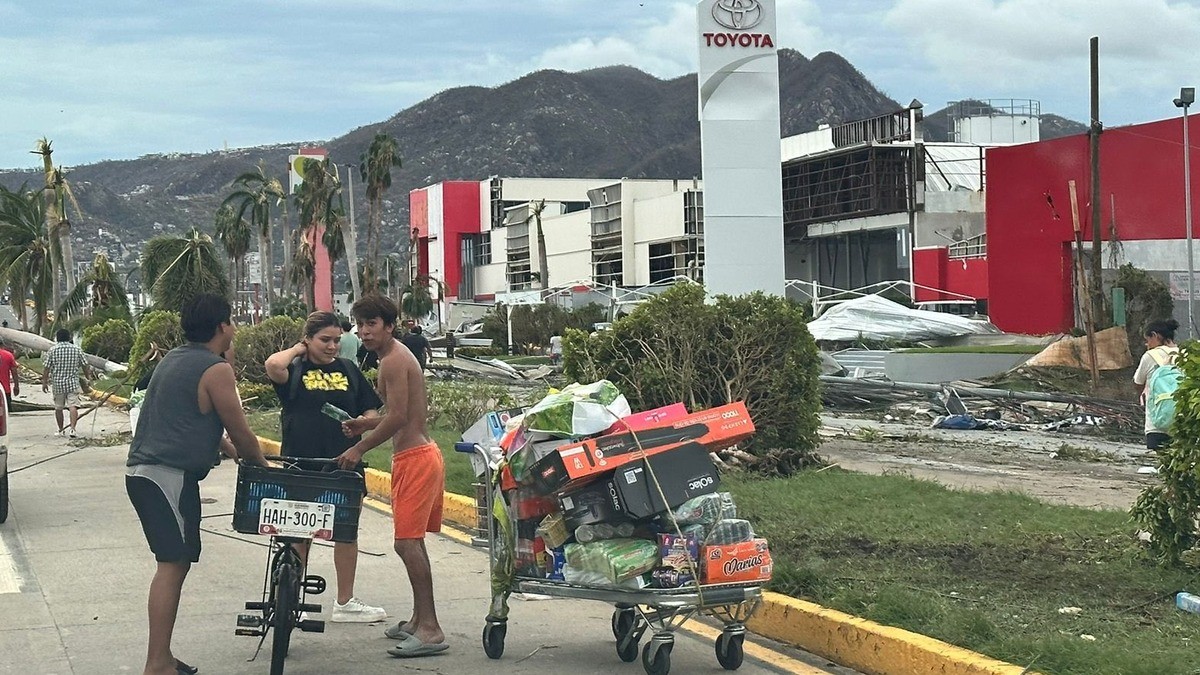 VIDEO No tienen respiro en Acapulco, ahora enfrentan saqueos y rapiña en comercios