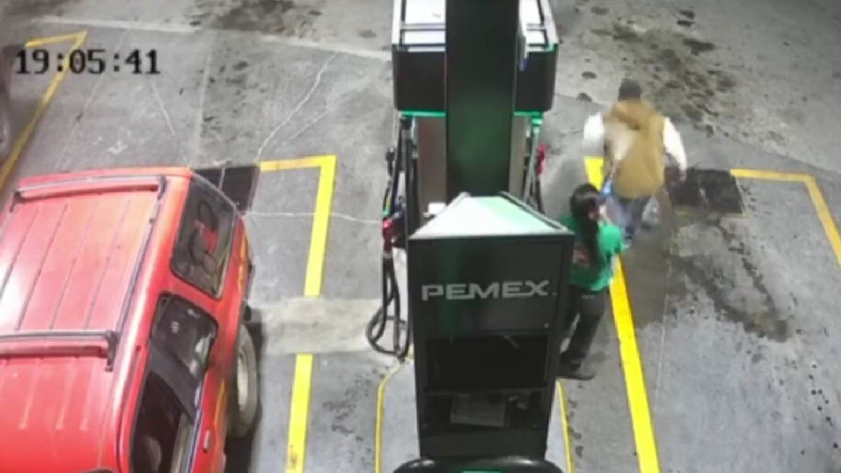 VIDEO Asalta a despachadora de gasolina y ella se defiende y lo baña de combustible