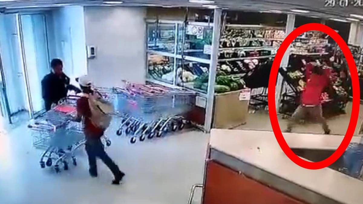 VIDEO Coca Cola anti-ladrones; así empleado noqueó a delincuente con un refresco