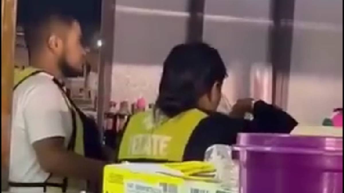 VIDEO En este estadio ‘cachan’ a vendedores de cerveza probando las bebidas con el dedo