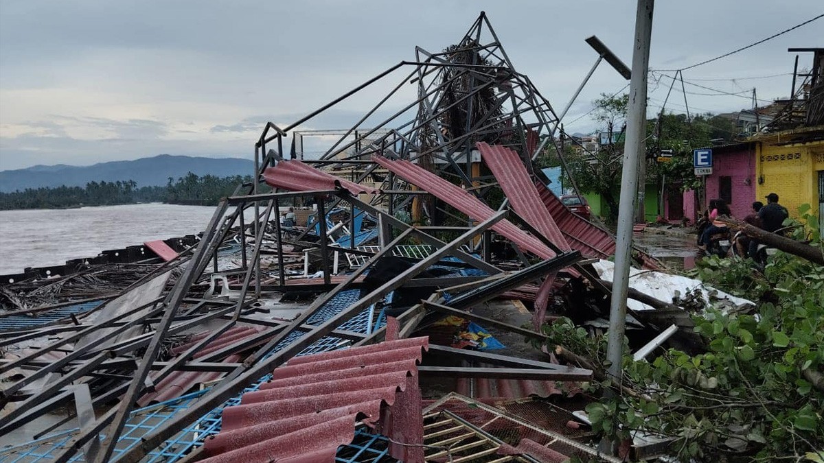 Entre lodo y lágrimas, familias despiden a cuatro niños que fallecieron por el huracán Otis