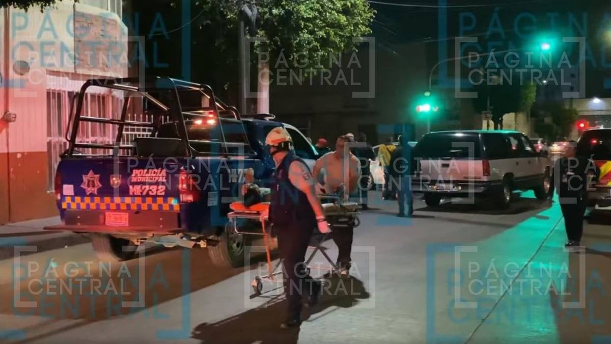 Balean a conductor en centro de León; herido conduce y se impacta contra auto