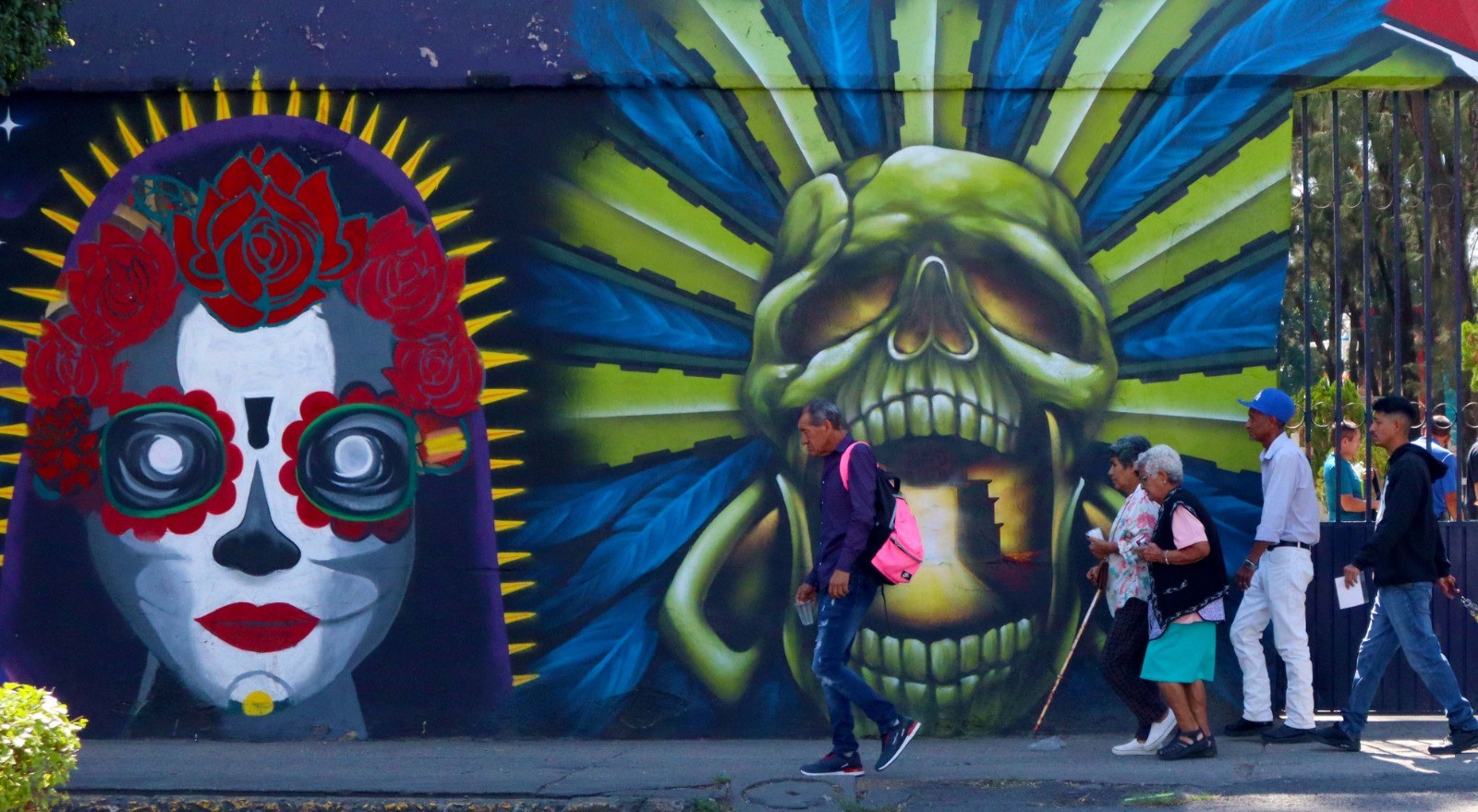 Imágenes citadinas en la víspera del Día de Muertos