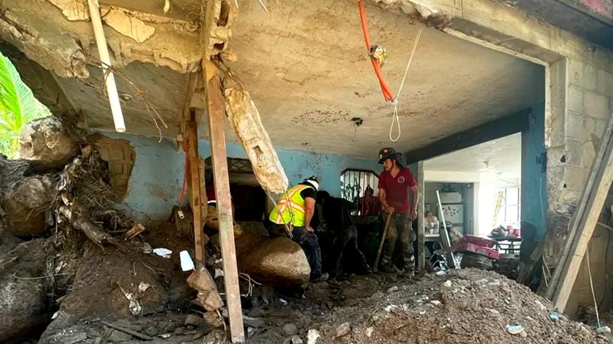 Mamá muere abrazada a su bebé, familia rezaba en pleno huracán Otis y todos murieron