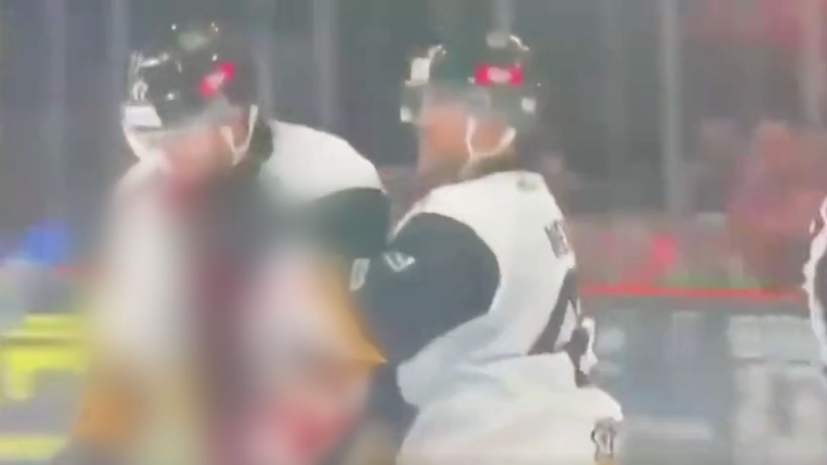 VIDEO ¡De película! Muere jugador de hockey al cortar su cuello con un patín en pleno partido