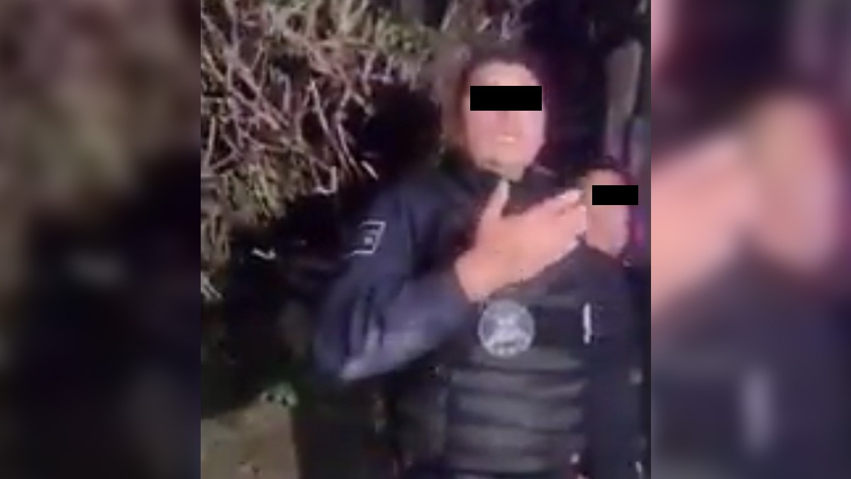 Rescatan a dos policías que estaban a punto de ser linchados; los acusan de matar a un joven