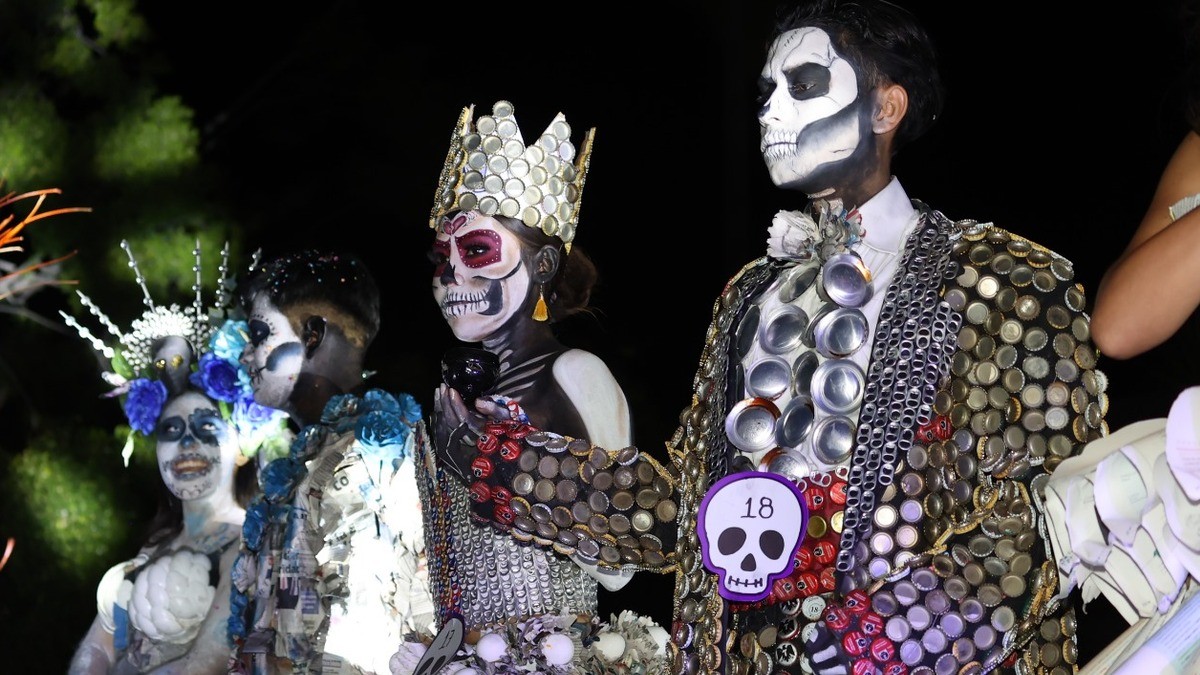 Catrinas y catrines se apoderan de las calles de Purísima en el ‘desfile de los muertos’