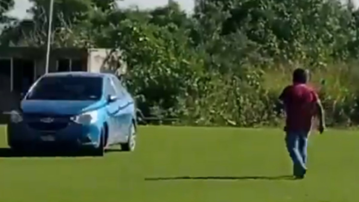 VIDEO: Auto ingresa a la cancha durante riña e intenta atropellar a futbolistas