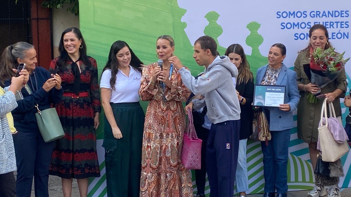 Reconocen trabajo de Lourdes Lozano en atención y tratamiento del autismo en León