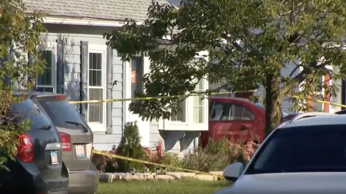 Hombre mata a puñaladas a niño de seis años y hiere a su madre; se declara inocente