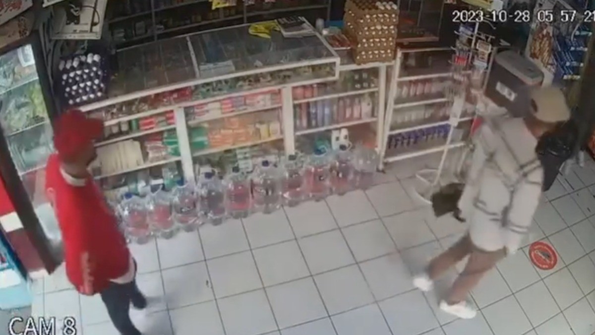 VIDEO ¡Ya basta! Se meten rateros ‘hasta la cocina’ en tiendita de Loma Hermosa