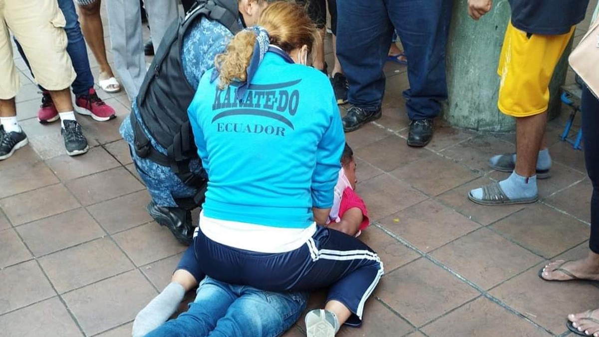 Hombre golpeaba a su esposa, pero campeona de artes marciales lo ve y le da su merecido