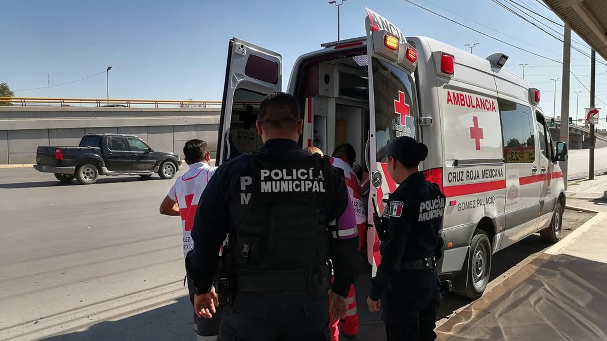 Hombre sufre convulsión en la calle y cae boca abajo en un charco; muere ahogado