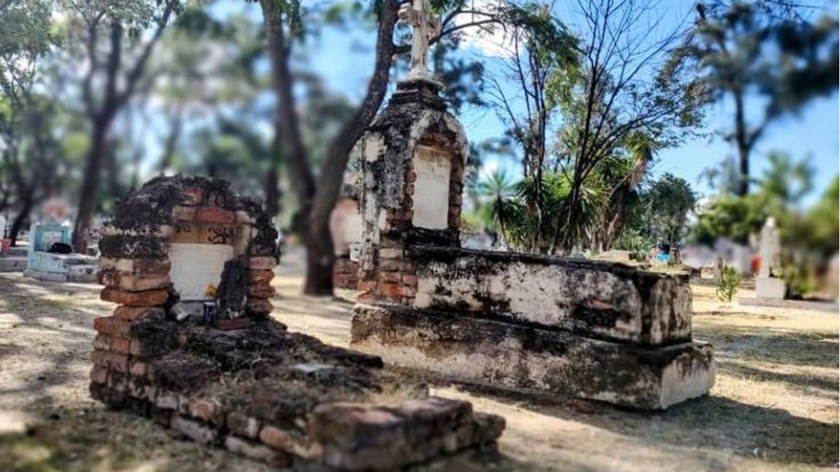 En medio del abandono, cientos de tumbas ‘ven pasar’ el Día de Muertos en el Panteón San Nicolás