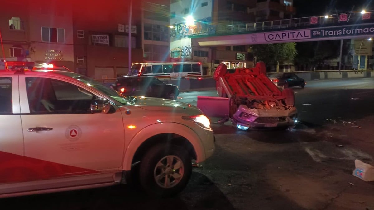Personas esperaban el camión en la parada cuando auto se vuelca y los arrolla
