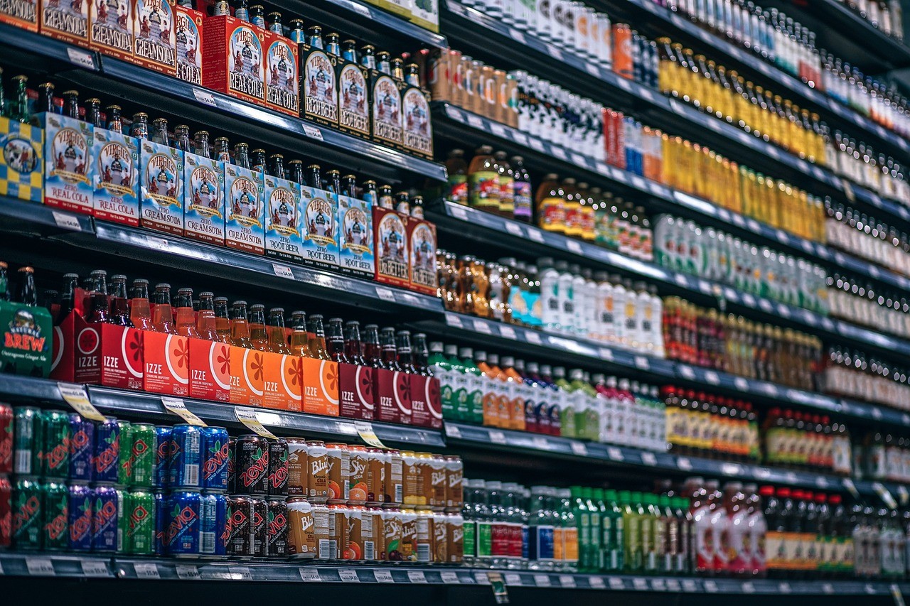 Peligrosa sustancia es encontrada en bebidas y dulce; buscan prohibir su uso