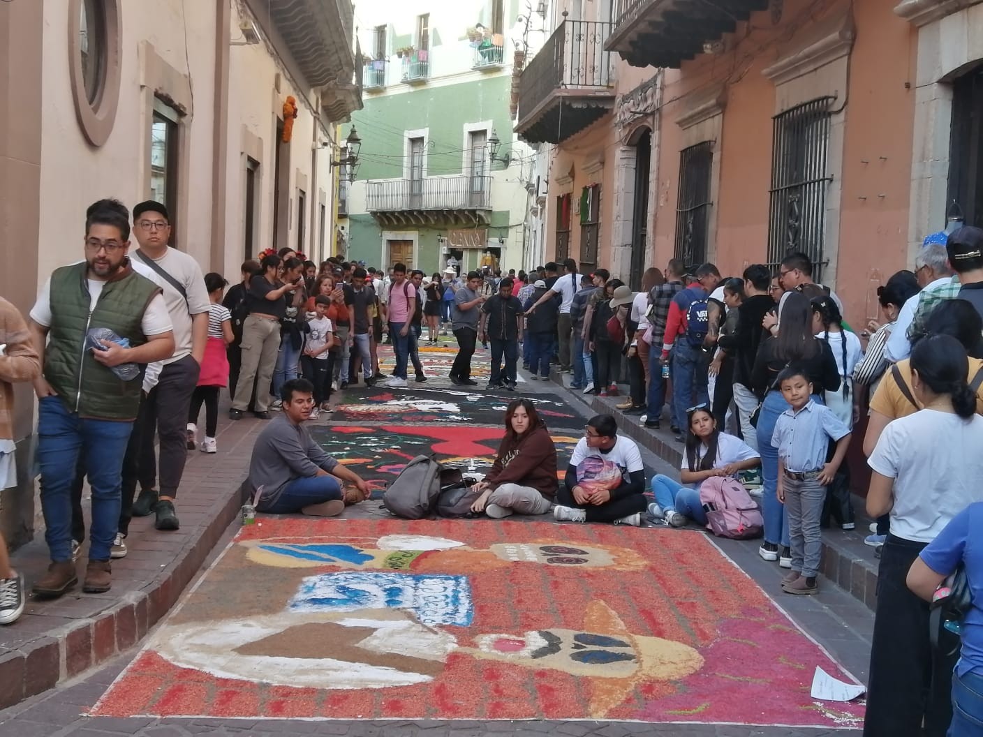 Guanajuato capital se tiñe de colores con el Tapete de la Muerte