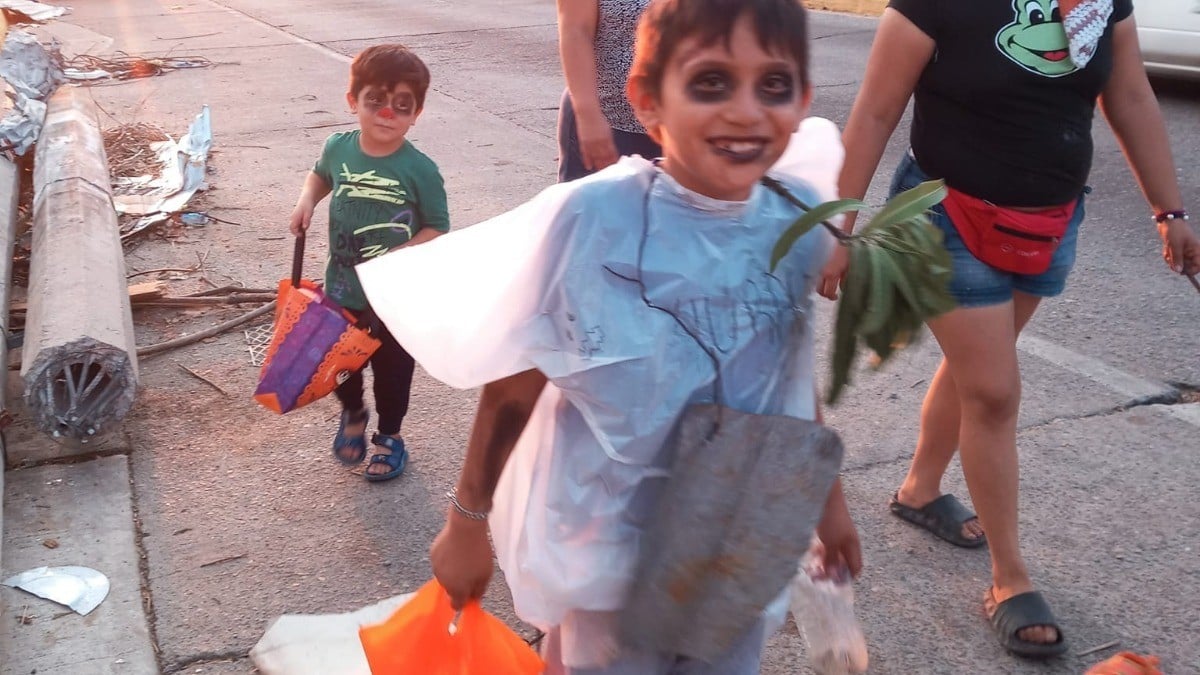 ¡Inocencia en la adversidad! Niño crea disfraz de huracán Otis en Acapulco y sale a pedir calaverita