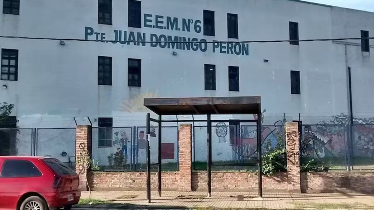 Jóvenes degüellan a compañero de clases y lo tiran en un contenedor de basura