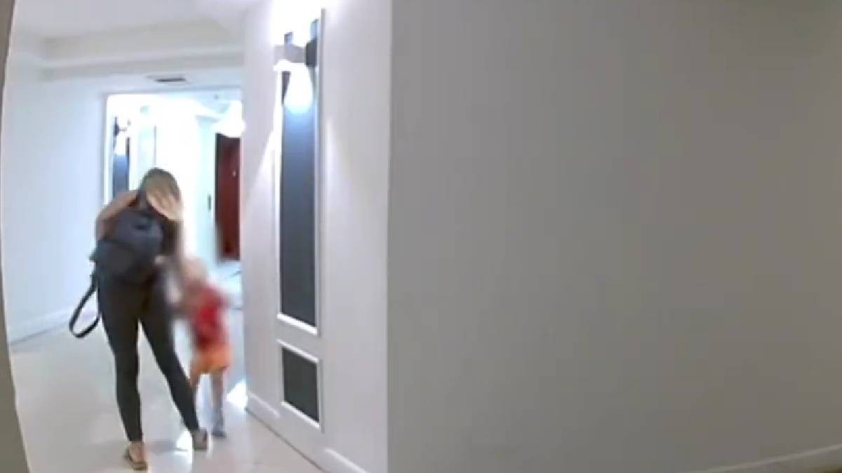 VIDEO Captan momento en que mamá da golpiza a su hijo por insistir en querer jugar