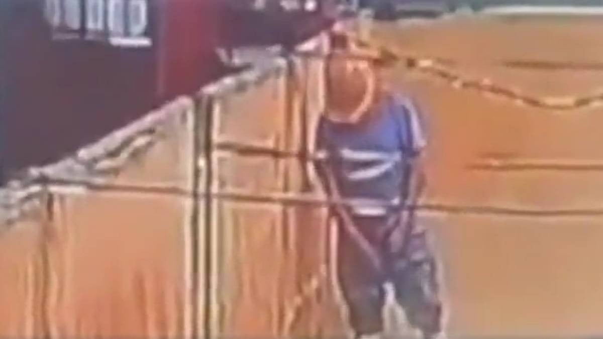 VIDEO Detienen a trabajador de fábrica de cerveza grabado orinando en un contenedor