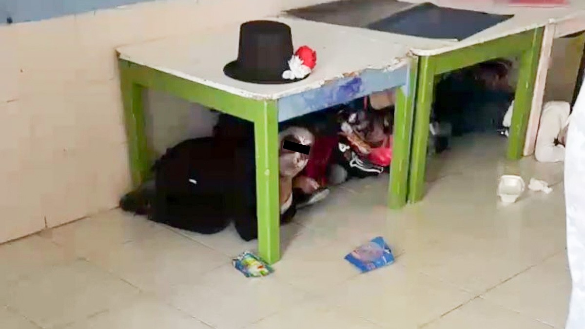 Estudiantes viven verdadero Día de Muertos: balacera los obliga a ocultarse bajo las mesas