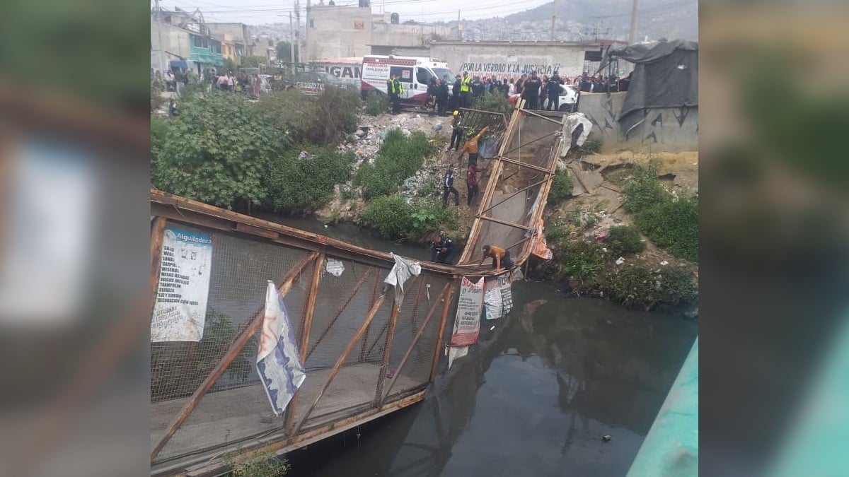 Puente peatonal se desploma sobre un arroyo y deja 13 personas heridas