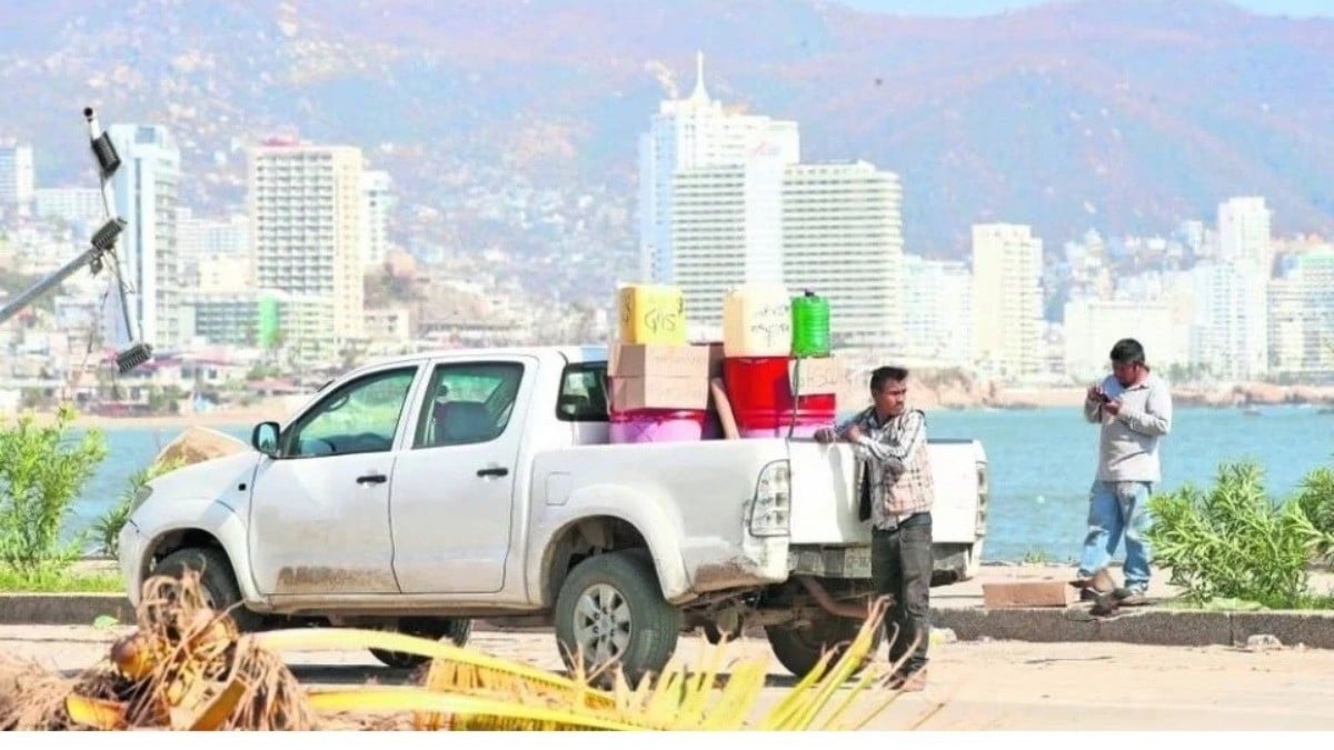 Lucran con la tragedia en Acapulco; huachicoleros venden litro de gasolina en 40 pesos