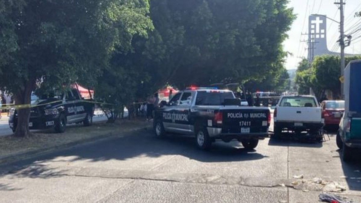 Patrulla atropella y mata a motociclista; policías intentan darse a la fuga