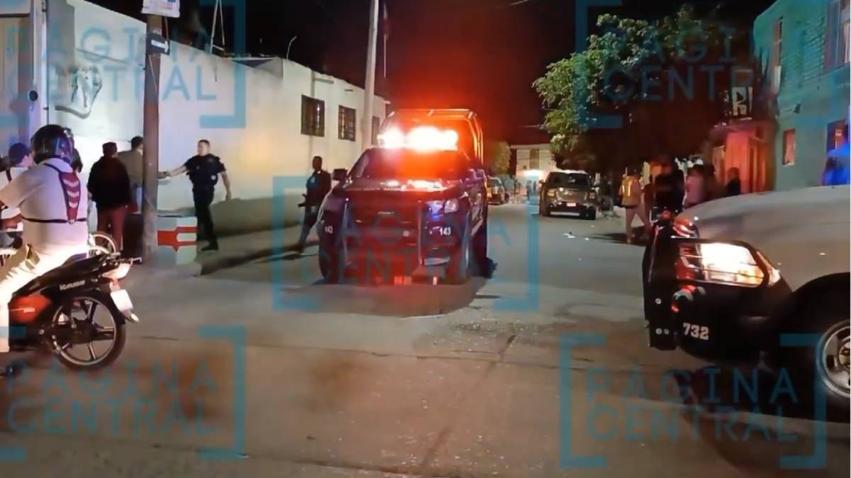 Familiares trasladan a hombre al hospital tras ser baleado en colonia La Floresta