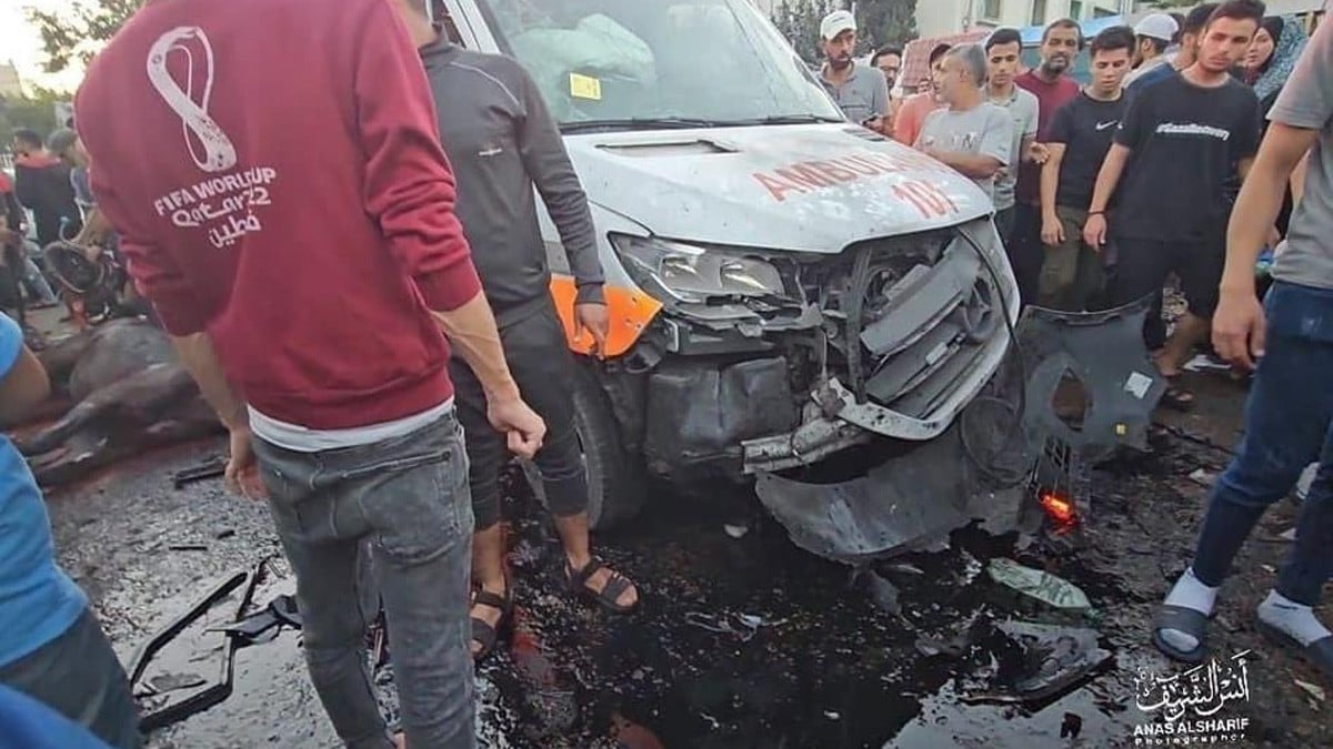 Israel bombardea convoy de ambulancias afuera de hospital en Gaza; hay 15 muertos