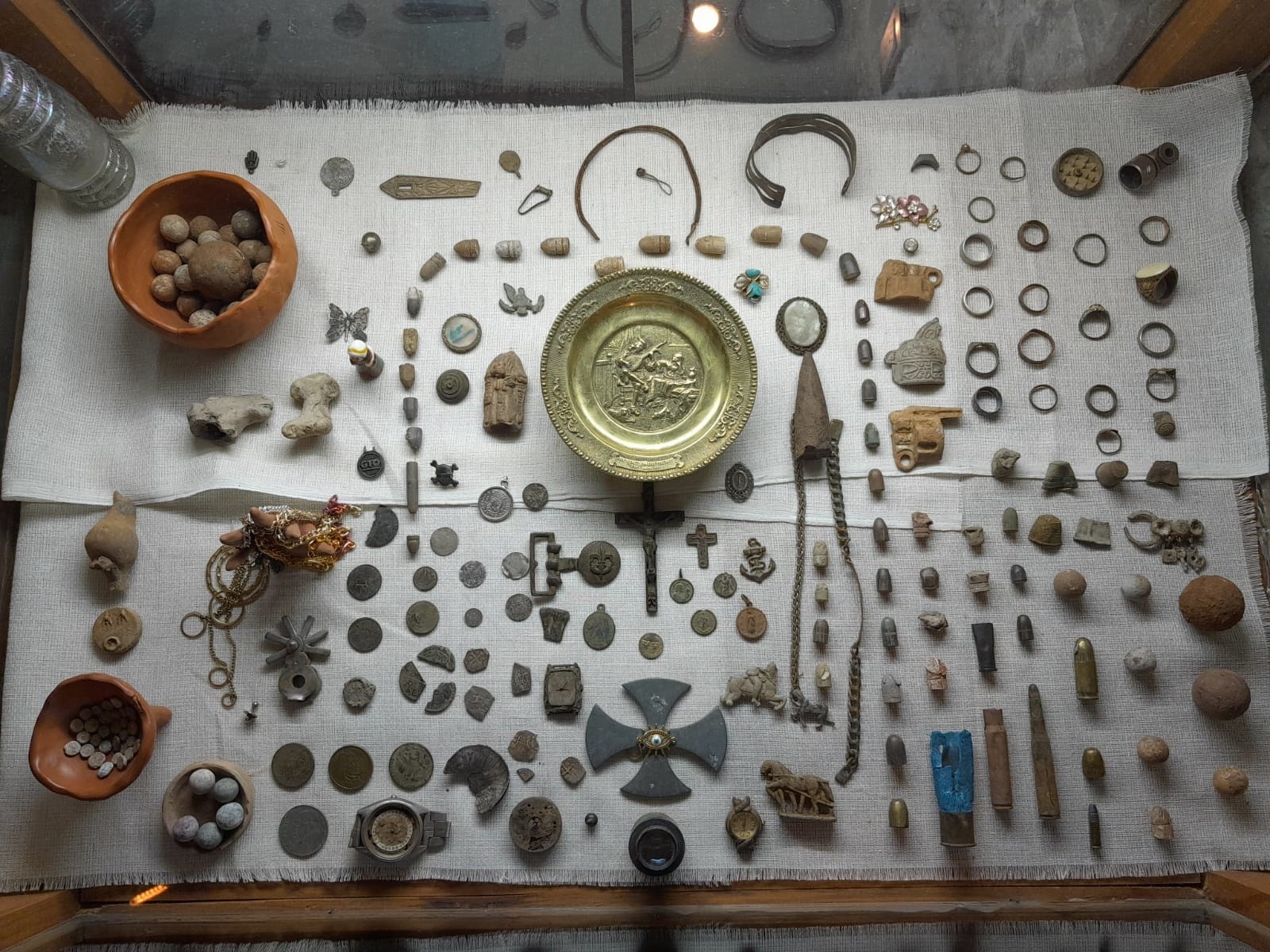 Buscadores de tesoros en Guanajuato exhiben reliquias, monedas y balas antiguas